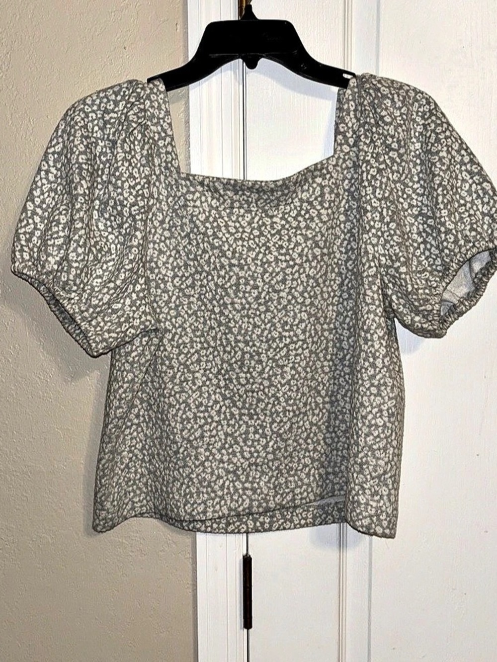LOFT Floral Puff Sleeve Blouse in Gray & White Size Medium Like N
